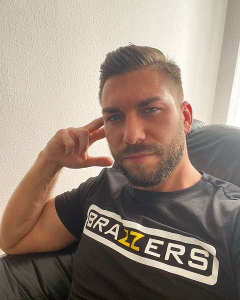 alessiomoretti header picture leakfans.com