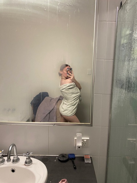 ambalouise.4 header picture leakfans.com