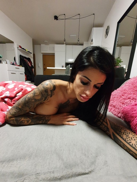 anikocskaaa header picture leakfans.com