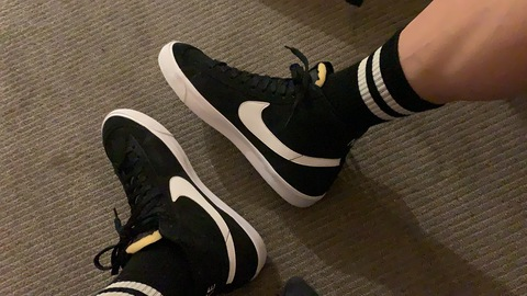 aussneakerlover header picture leakfans.com