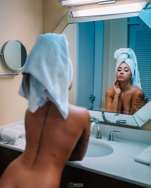 badbiddie21 header picture leakfans.com