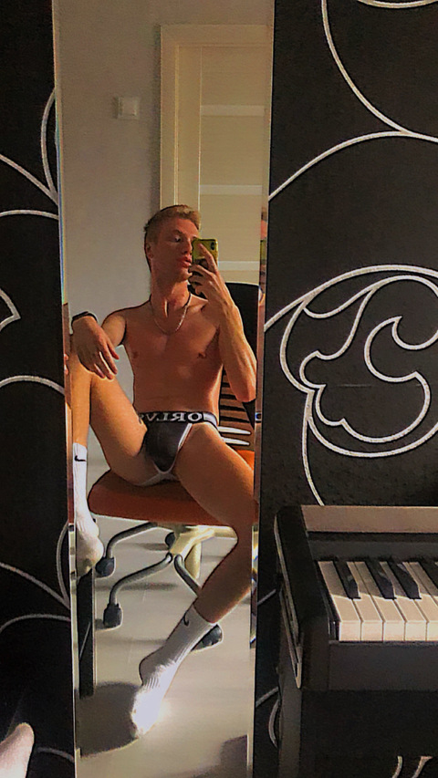 diarmstrong header picture leakfans.com