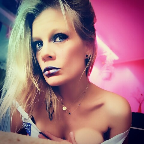 earthlingello4 header picture leakfans.com