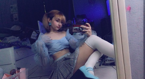 emiliarenee header picture leakfans.com