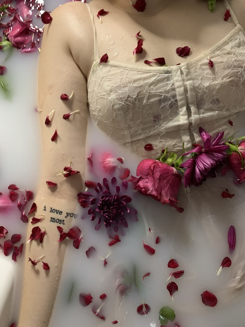 hereliesviolet header picture leakfans.com