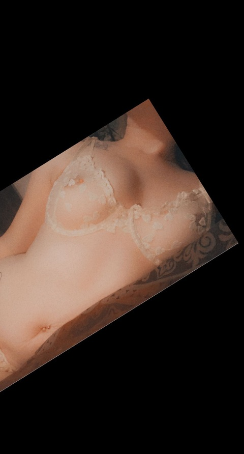 hollaatyagirl95 header picture leakfans.com