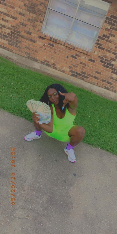 hotgurlnaee header picture leakfans.com