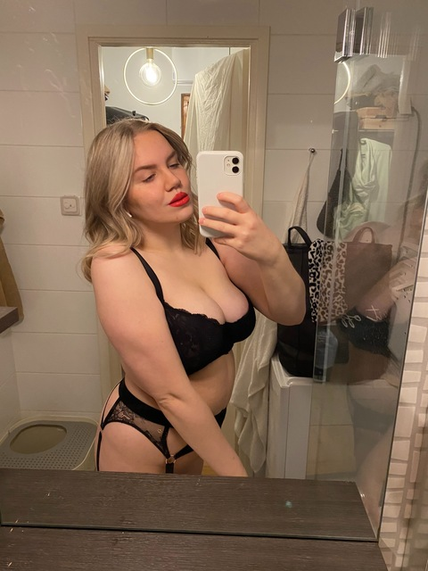 inesxxx header picture leakfans.com