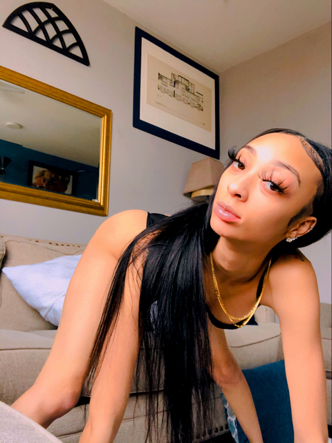 itsyellaa header picture leakfans.com