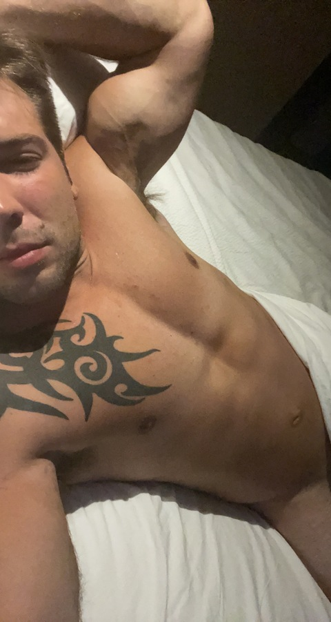 kevinlewis23 header picture leakfans.com