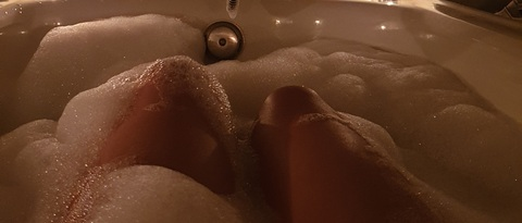 laracrazy header picture leakfans.com