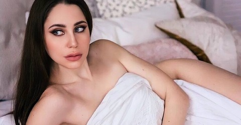 leeloooo header picture leakfans.com