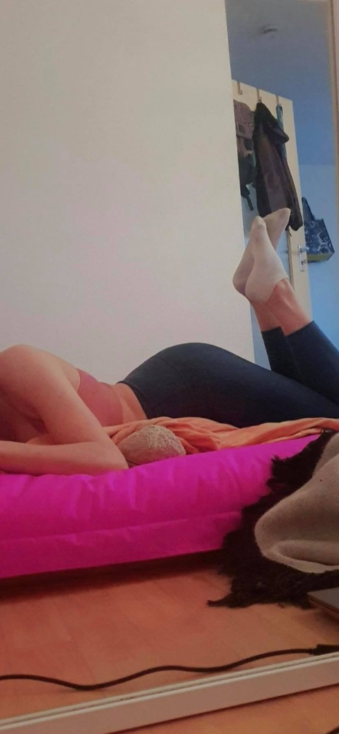 leonie_pfirsich20 header picture leakfans.com