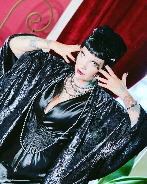 madamebische header picture leakfans.com