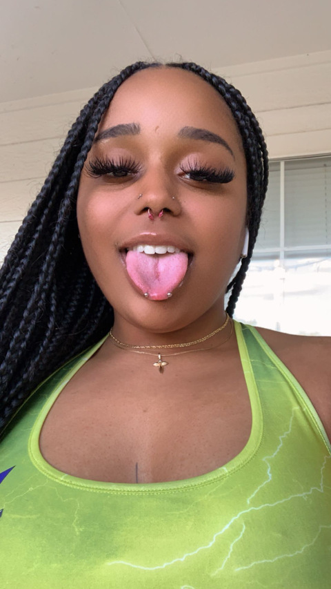 Header of phatbootybelle