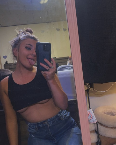 prettiestgirlxo header picture leakfans.com