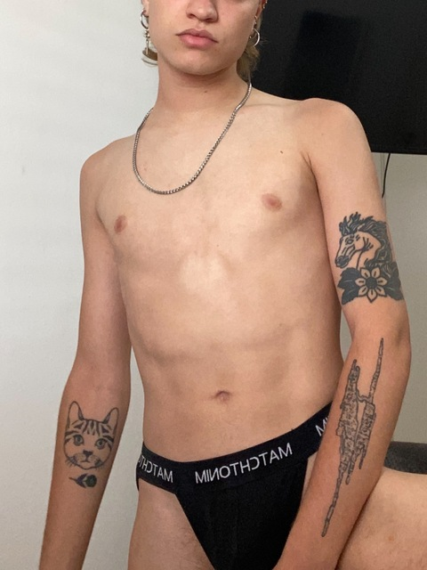 queennadi header picture leakfans.com