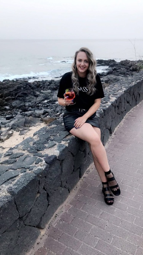 rebeccalou header picture leakfans.com