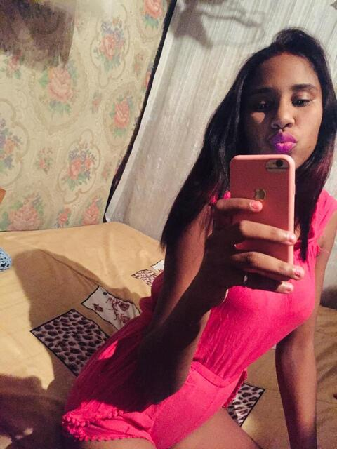 reyita-nude-model header picture leakfans.com