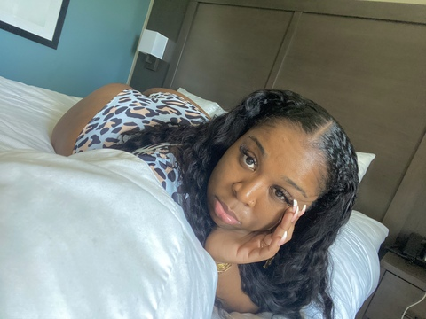 simply__royalty__ header picture leakfans.com