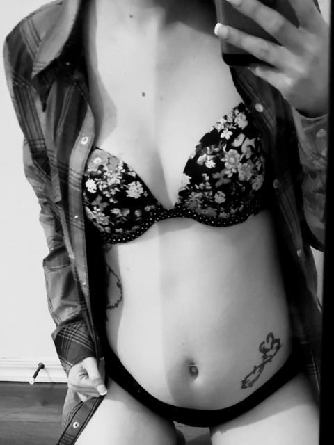 tinyladyxoxo94 header picture leakfans.com