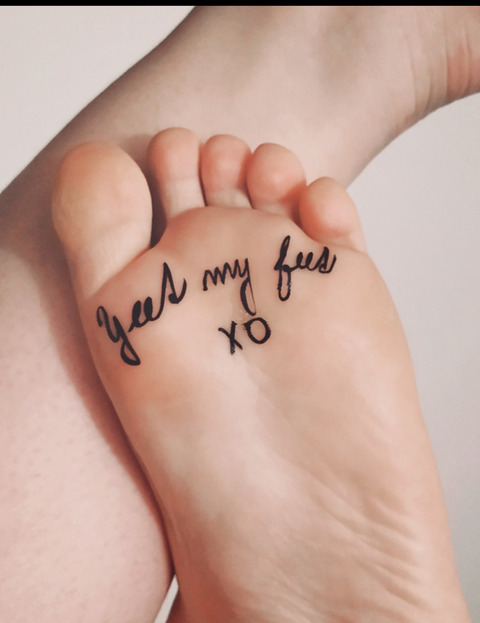 Header of yeetmyfeetxo