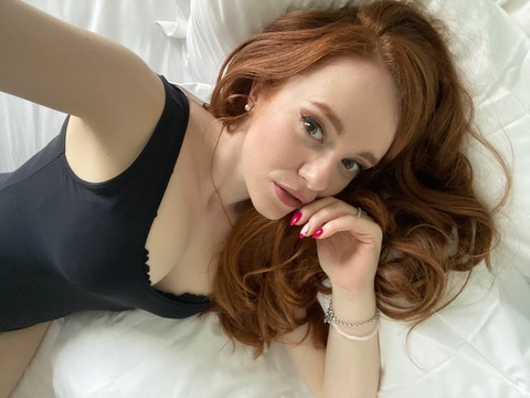 yourfavouritered header picture leakfans.com